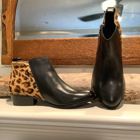 Journee Collection Signature Black and Animal Print Bootie Size 5.5 - Picture 2 of 8